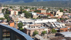 Hotel com vista para uma cidade e montanhas ao fundo.