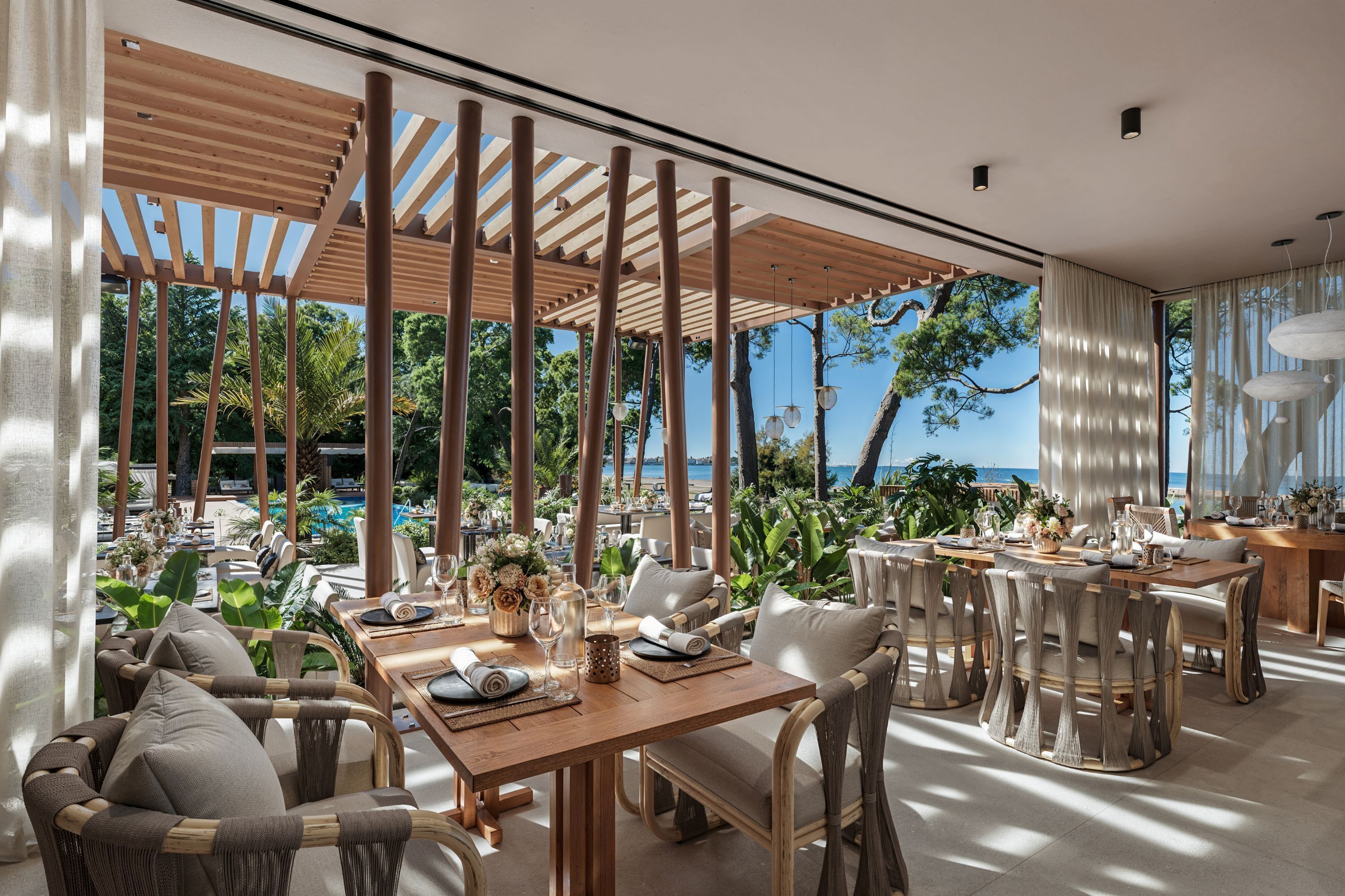 6 restaurants, breakfast, lunch, dinner served; local cuisine 