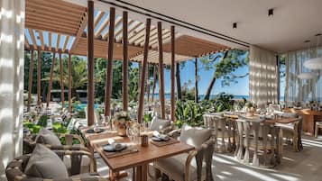 6 restaurants, breakfast, lunch, dinner served; local cuisine