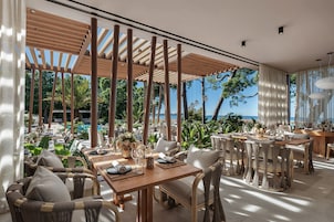 6 restaurantes; se sirven desayunos, almuerzos y cenas