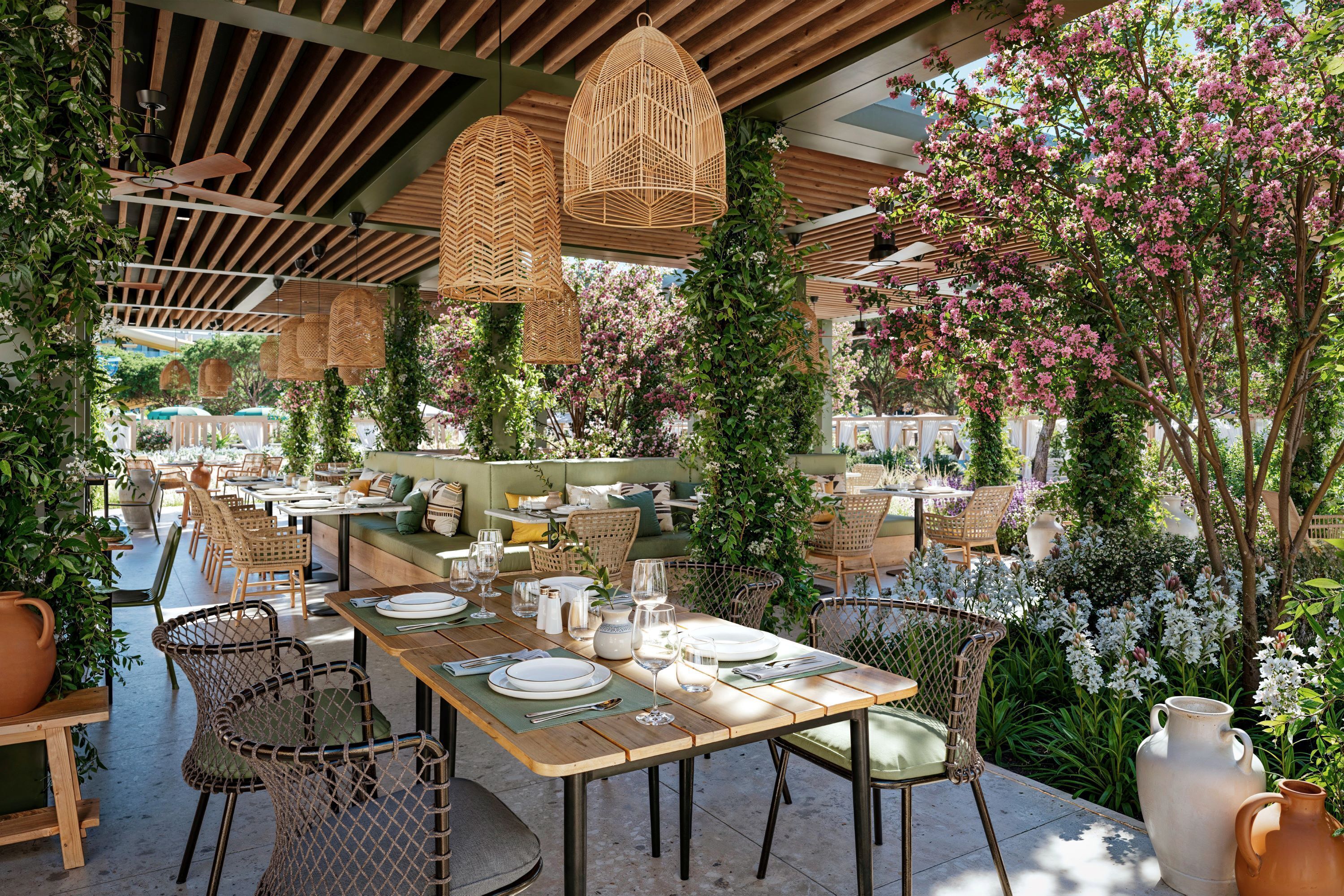 6 restaurants; breakfast, lunch and dinner served 