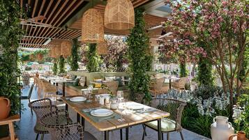6 restaurants; breakfast, lunch and dinner served