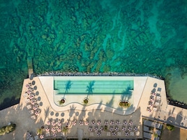 2 piscinas cubiertas, una piscina al aire libre de temporada, sombrillas