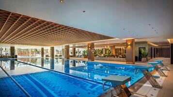 Kolam renang indoor