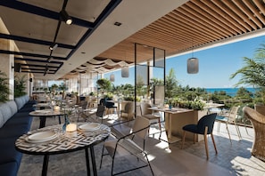 6 restaurantes, com serviço de café da manhã e almoço; culinária local