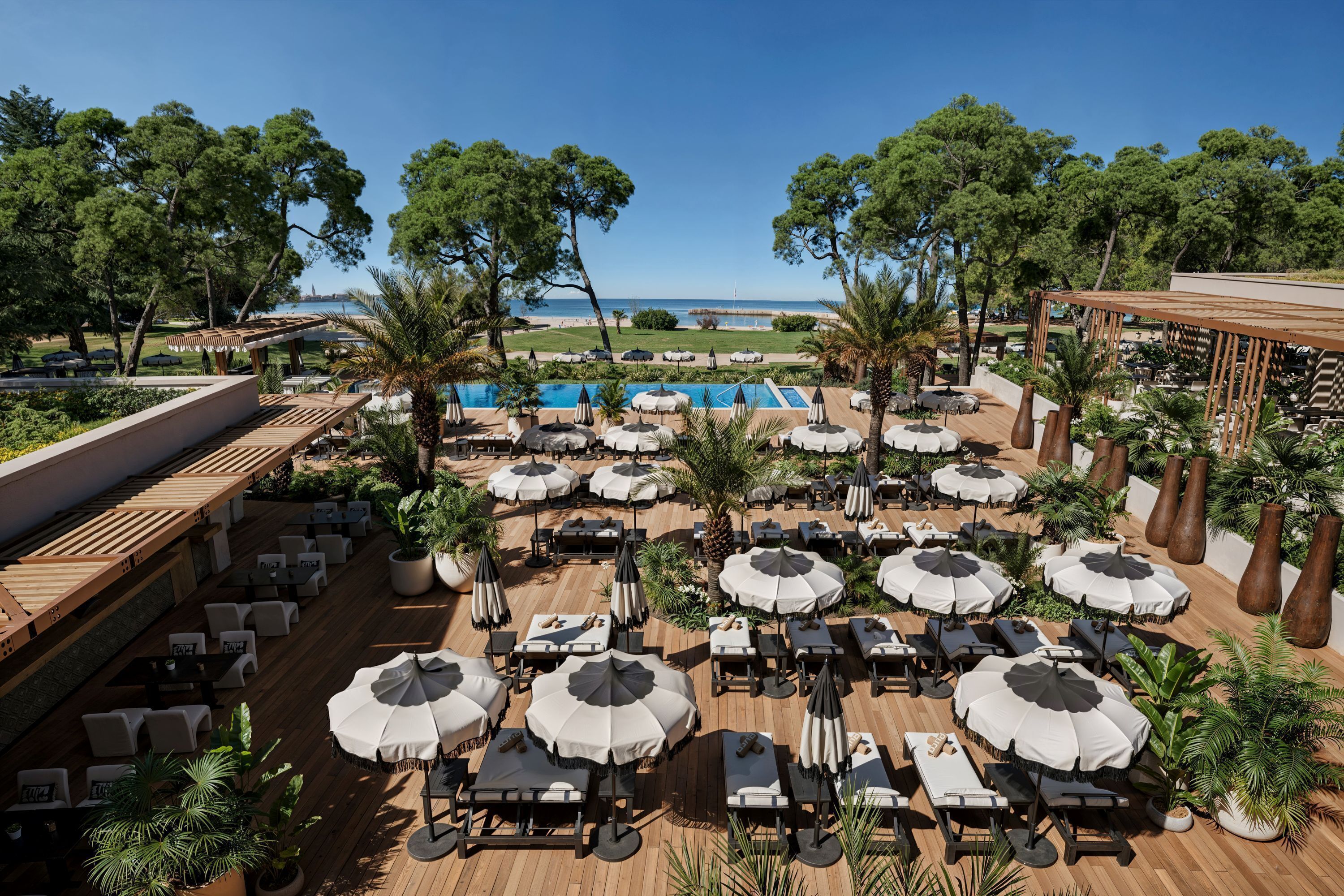 Ein Resort mit Außenbereich, Sonnenschirmen und einem Pool.