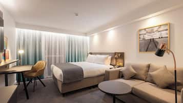 Rom – premium, 1 kingsize-seng med sovesofa | Safe på rommet, skrivebord og skrivebord for bærbar PC