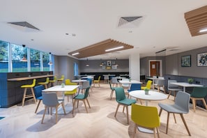 供应早餐、午餐和晚餐,花园景观
