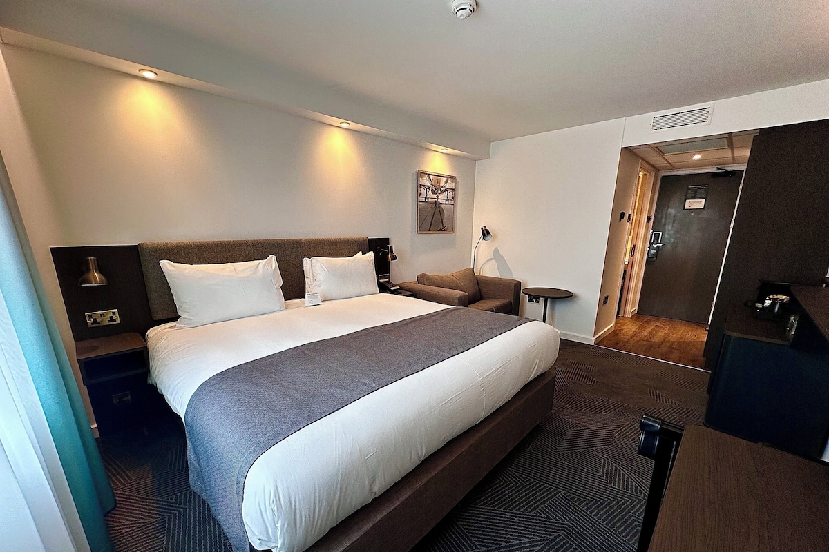 Premium kamer, 1 kingsize bed met slaapbank | Een kluis op de kamer, een bureau, een laptopwerkplek