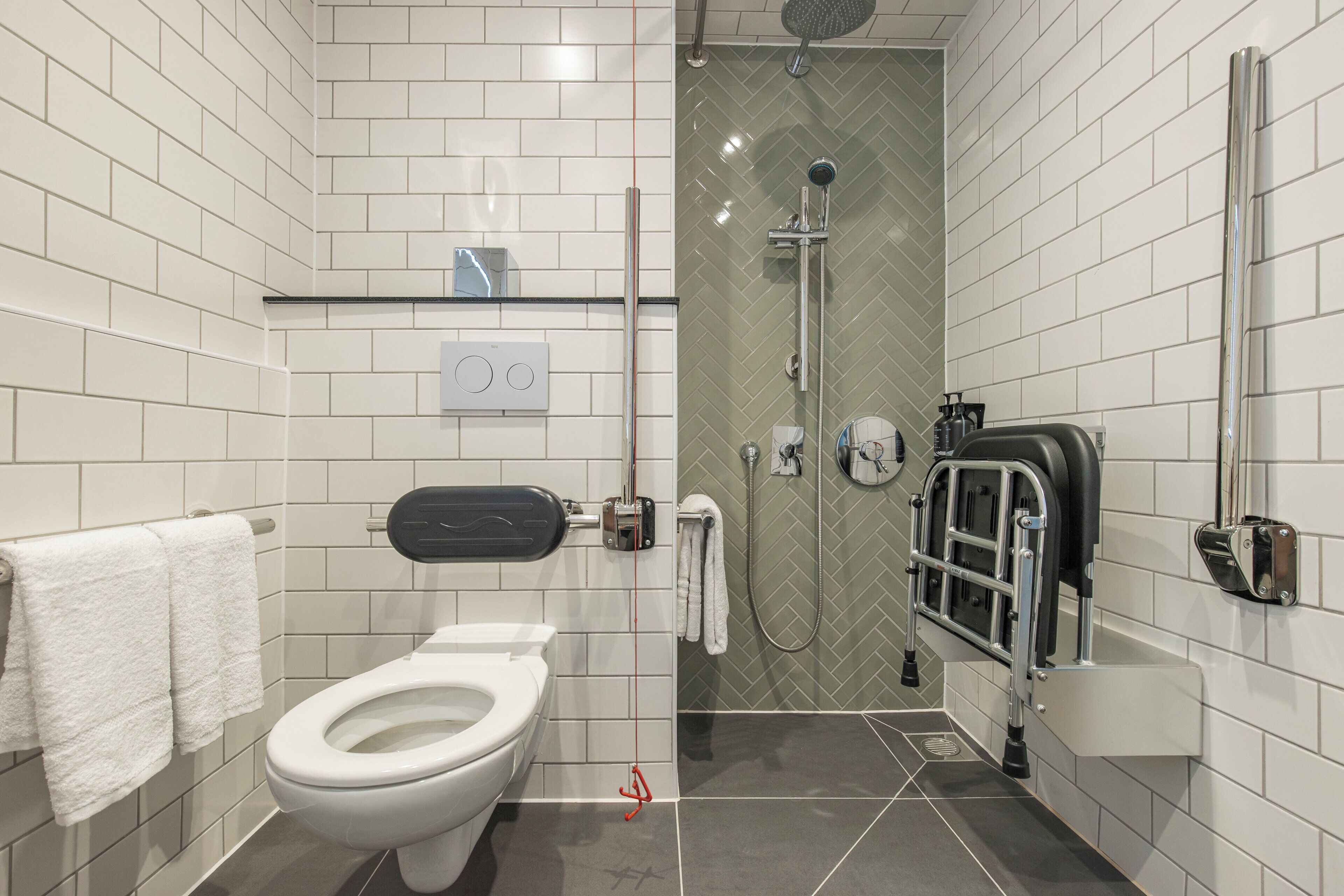 standard room, 1 king bed, accessible bathtub | bathroom | shower, free toiletries, hair dryer, towels