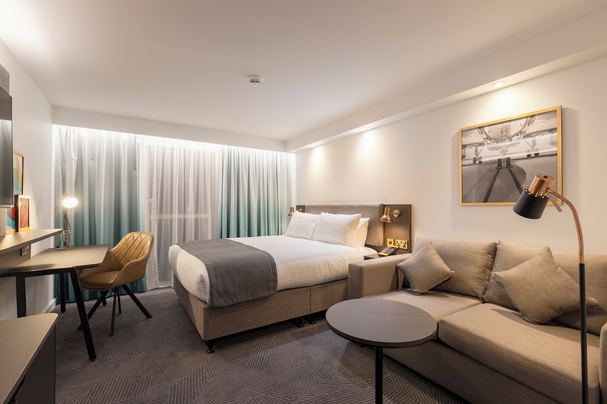 Premium Room, 1 King Bed with Sofa bed | In-room safe, desk, laptop workspace, blackout drapes