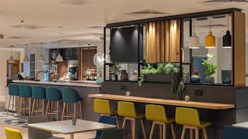 Serve almoço e jantar