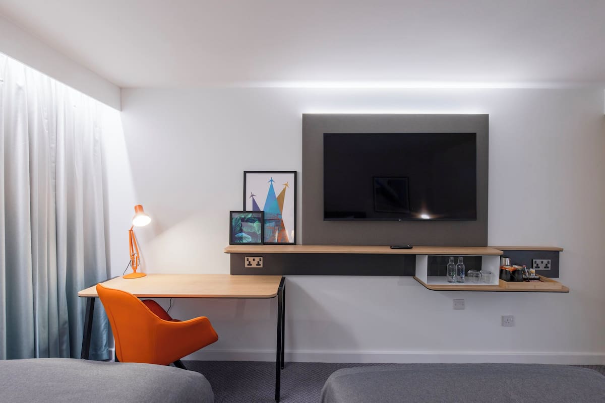 Habitación estándar, 2 camas individuales | 1 habitación, caja de seguridad en la habitación y escritorio