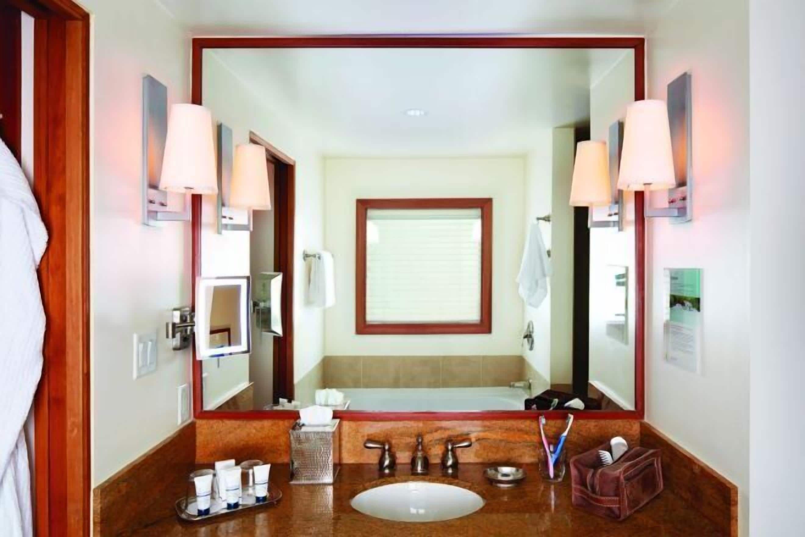 浴室 | 獨立浴缸及淋浴設備、浸缸、名牌梳洗用品、風筒