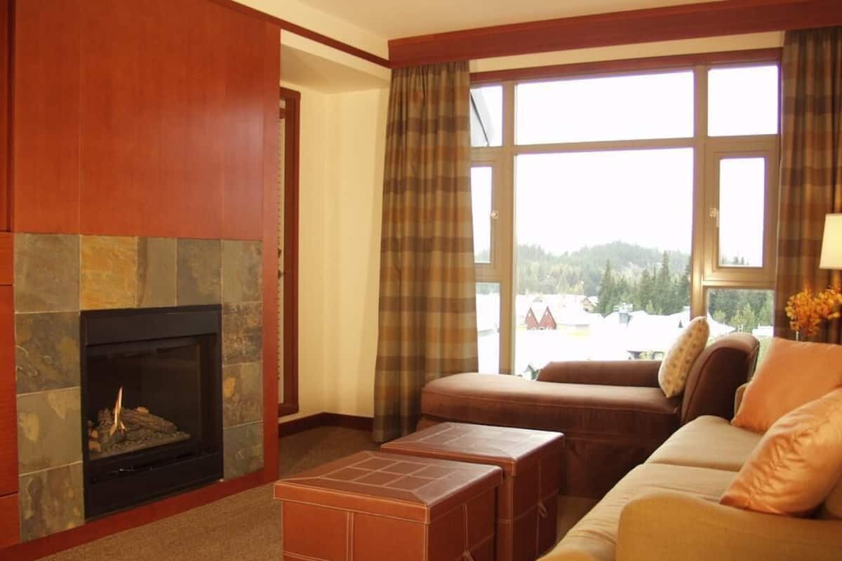 Living room | 32-inch flat-screen TV with cable channels, TV, fireplace