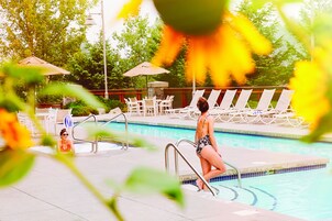 Utendørsbasseng og solsenger