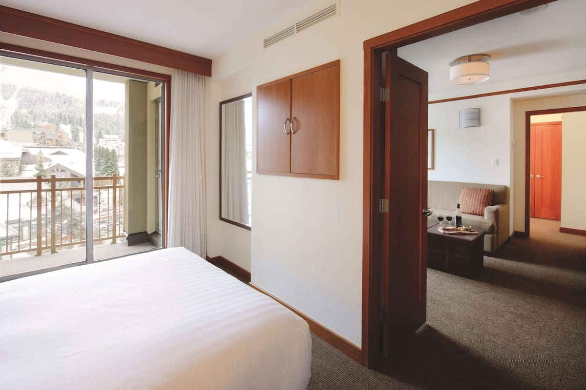 Premium bedding, in-room safe, laptop workspace, blackout curtains