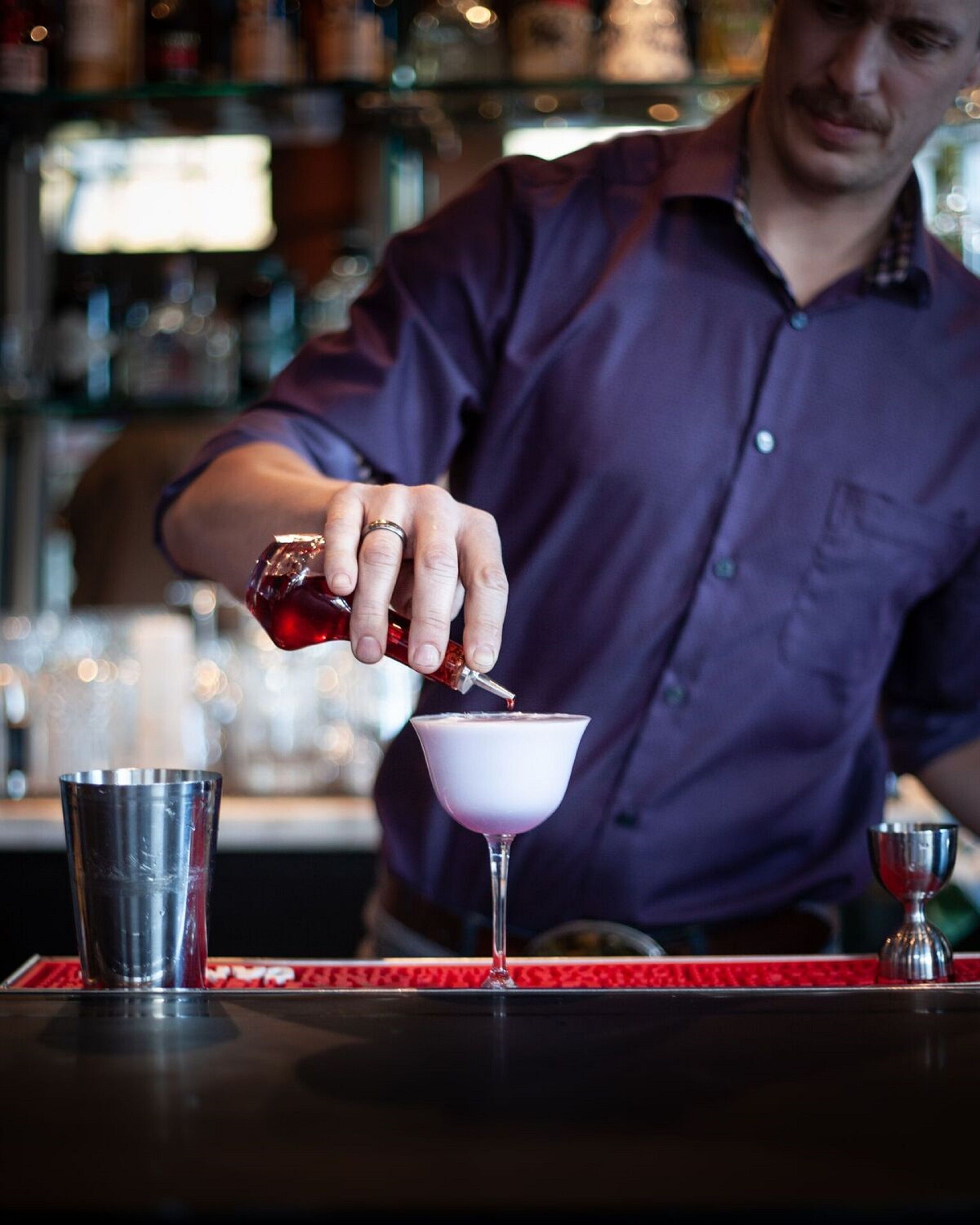 cocktail bar, pool views, open daily