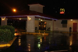 住宿正面 (夜晚)