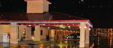 Vista frontal de la propiedad por la tarde o noche