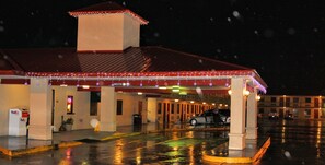 住宿正面 (夜晚)