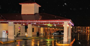 住宿正面 - 傍晚/夜晚