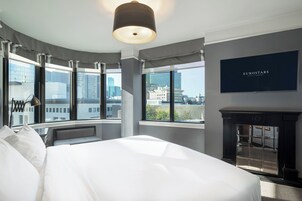 Ropa de cama de alta calidad y caja de seguridad en la habitación 