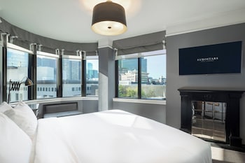 Premium bedding, in-room safe, individually decorated, desk at Eurostars The Boxer