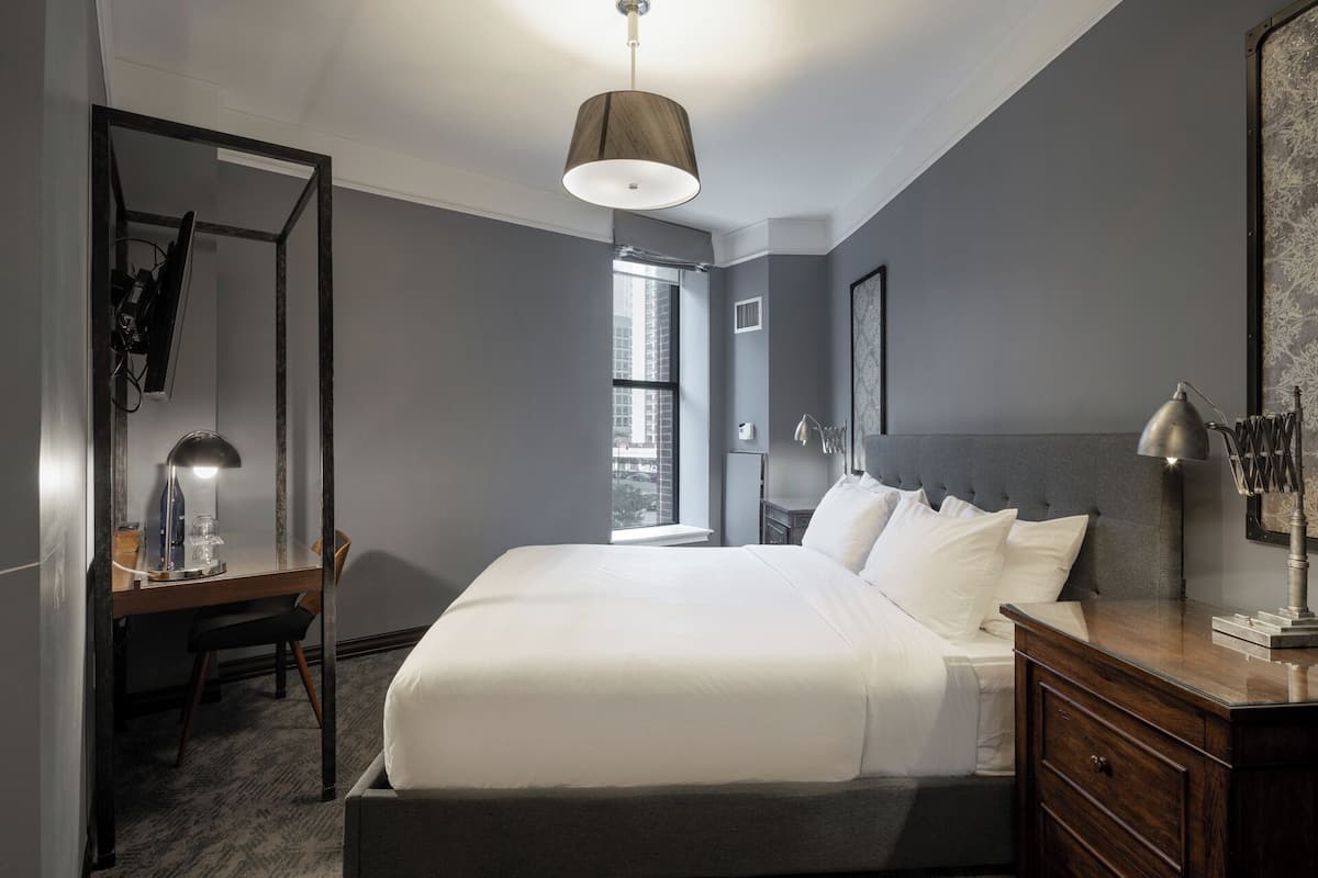 Habitación Deluxe, 1 cama King size | Ropa de cama de alta calidad y caja de seguridad en la habitación