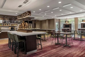 供應早餐及晚餐