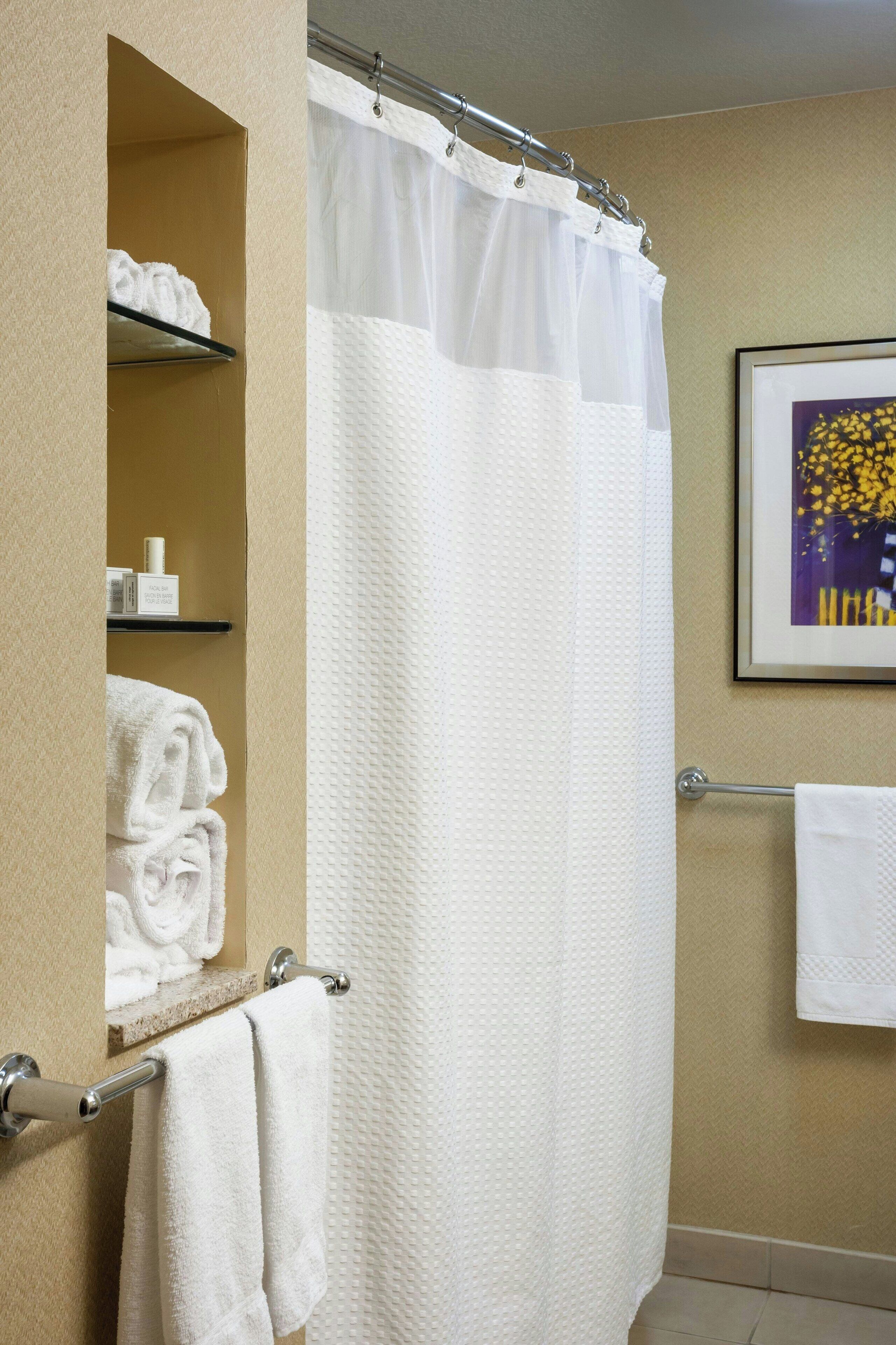 room, 1 king bed | bathroom | combined shower/bathtub, free toiletries, hair dryer, towels