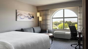 Rom, 1 kingsize-seng | Skrivebord, skrivebord for bærbar PC og blendingsgardiner