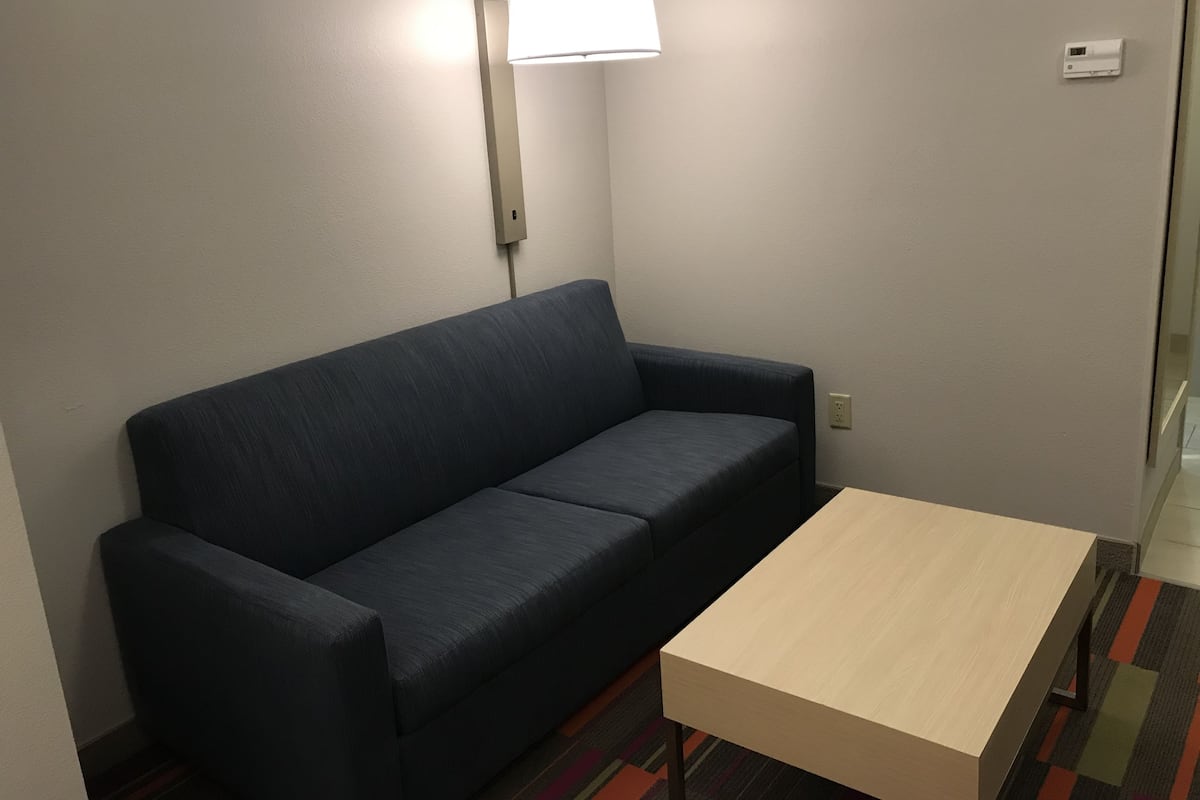 Värdeförvaringsskåp på rummet, skrivbord och mörkläggningsgardiner