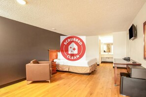 Zimmer, 1 King-Bett | 1 Schlafzimmer, kostenloses WLAN, Bettwäsche