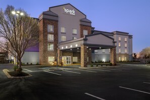 A hotel with a modern design, featuring a prominent 'spark by Hilton' sign, a covered entrance, and a parking lot. - Spark by Hilton Murfreesboro (Murfreesboro)
