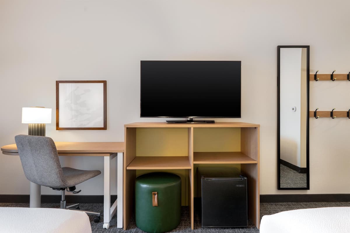 Room, 2 Katil Ratu (Queen), Accessible (Mobility & Hearing, Roll-in Shower) | Peti besi dalam bilik, meja, seterika/papan seterika, Wi-fi percuma