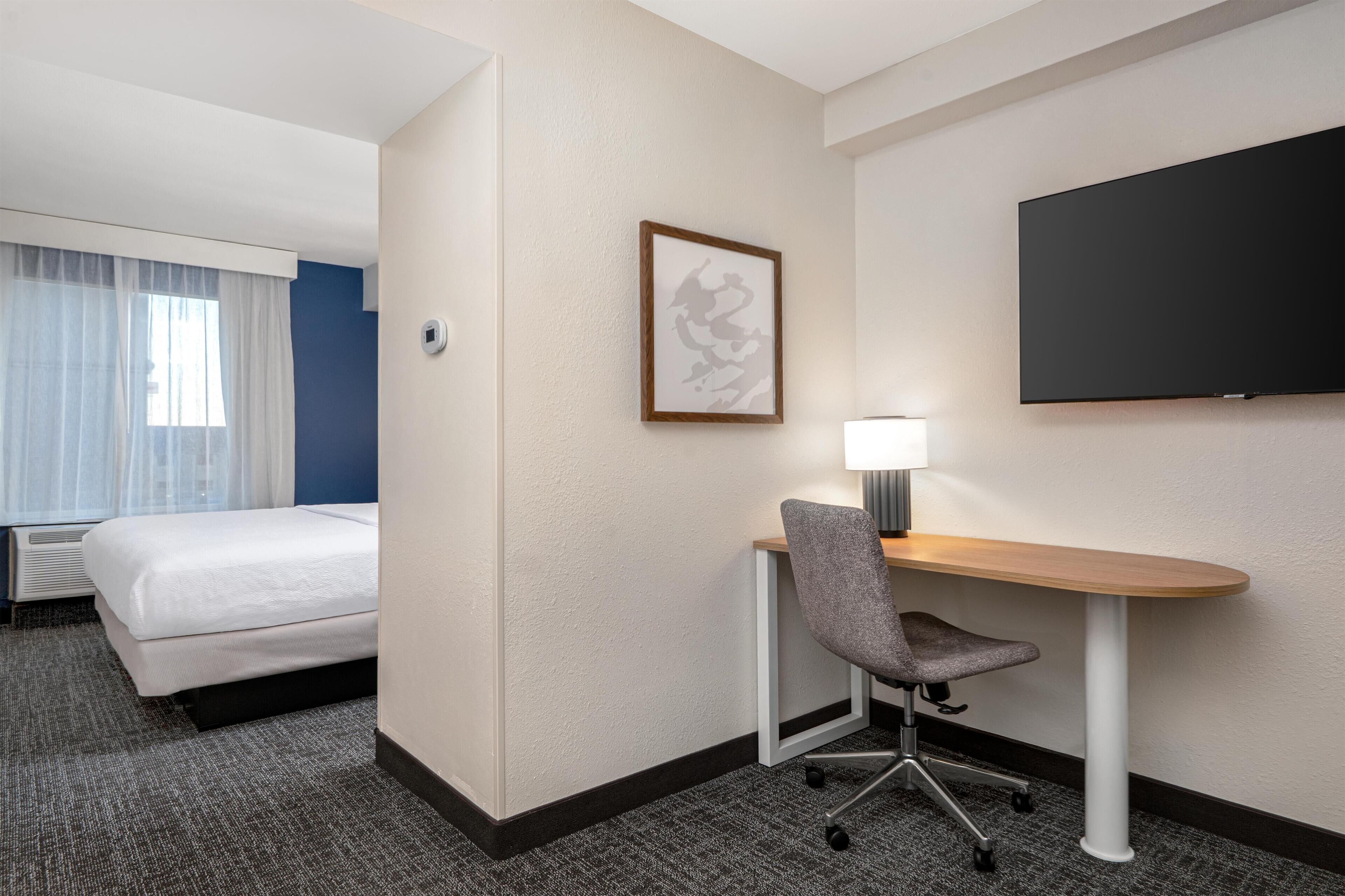 Peti besi dalam bilik, meja, seterika/papan seterika, Wi-fi percuma 