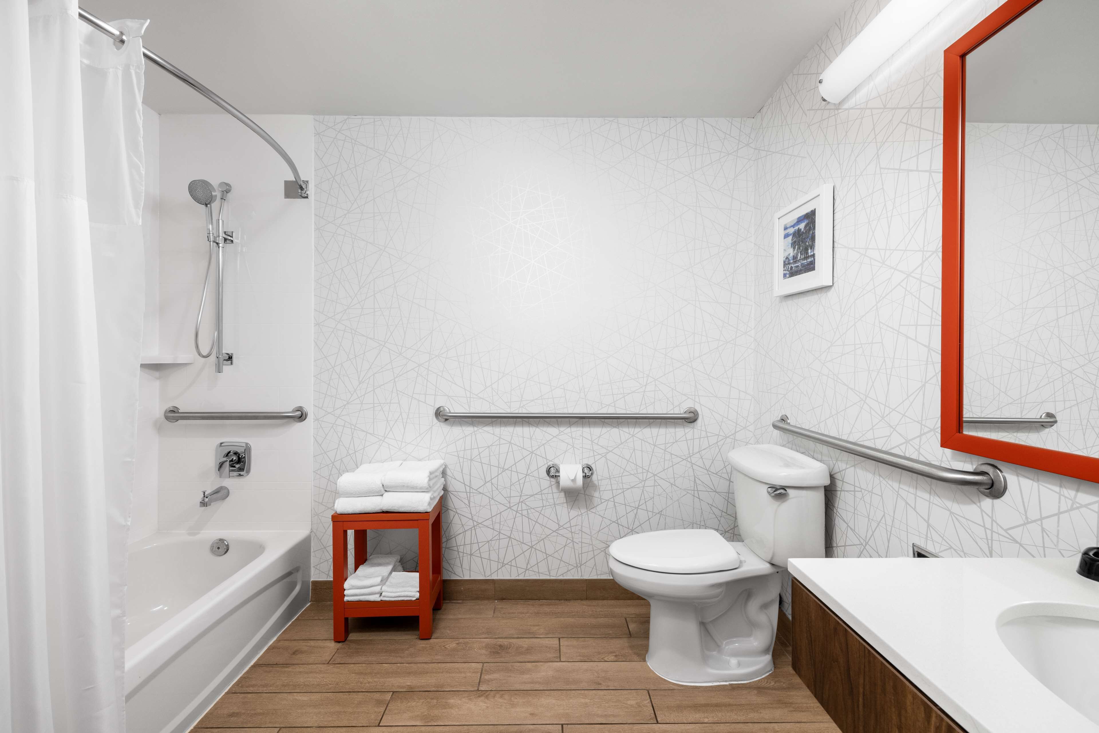 Un baño moderno con bañera, inodoro y lavamanos.