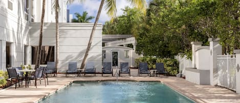 Piscine extérieure, chaises longues