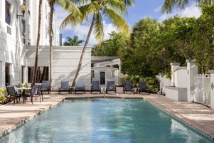 Piscina externa, espreguiçadeiras