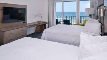 أغطية فراش متميزة وأسرّة بطبقة علوية مريحة وخزنة داخل الغرفة ومكتب