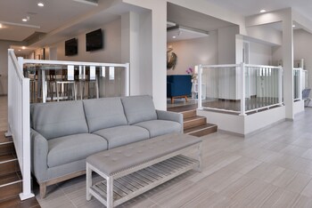 Lobby lounge at Cabana Shores Inn