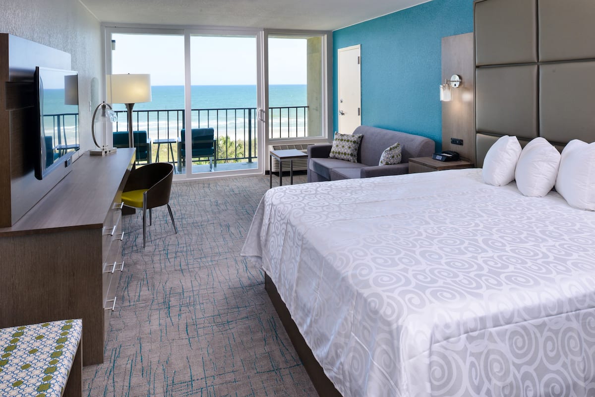 oceanfront, 1 king bed | premium bedding, pillow-top beds, in-room safe, desk