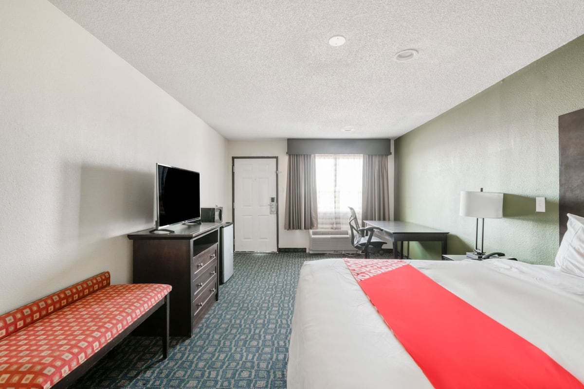 Desk, iron/ironing board, free WiFi, bed sheets