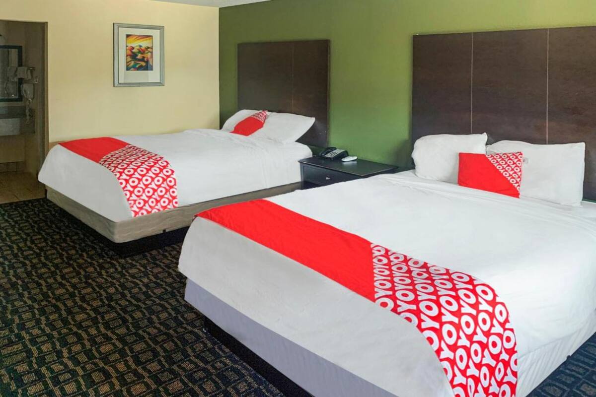 客房, 多張床 (3 Queen Bed) | 書桌、熨斗/熨衣板、免費無線上網、床單