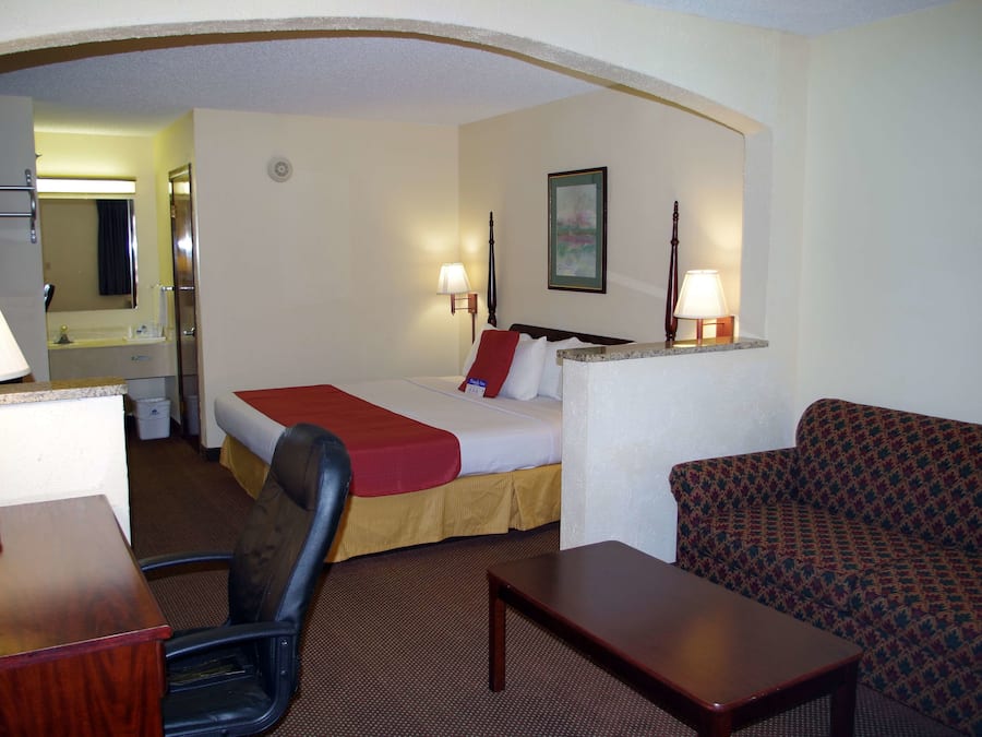 Escritorio, cortinas blackout y sistema de insonorización