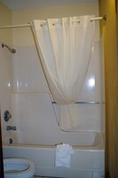 Bañera con ducha, artículos de tocador gratuitos, secador de pelo