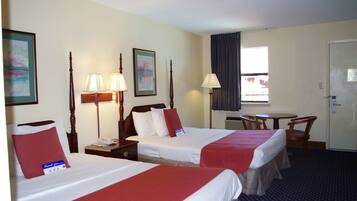 Escrivaninha, cortinas blackout, quartos à prova de som