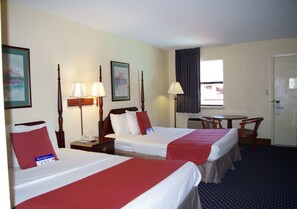 Desk, blackout drapes, soundproofing, iron/ironing board - Americas Best Value Inn Malvern (Malvern)