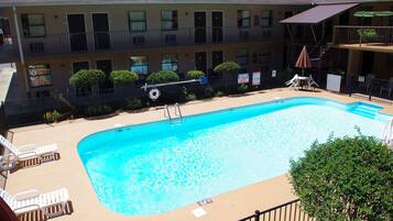 Piscina externa, espreguiçadeiras